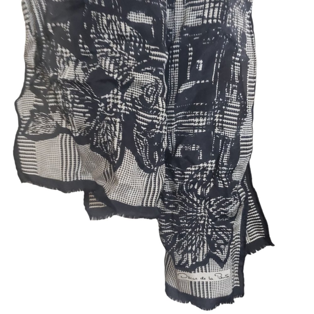CT830 Oscar de La Renta Black & White Vintage Silk Scarf - Picture 2 of 3